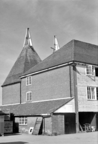 The two square hop drying kilns at the rear have similar contrasting bands of roof tiles, as does the main building. An excellent example of a good condition working oast house.