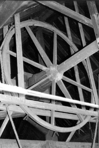 The hand operated wheel on the top floor which previously pulled up the hop pockets and lowered dried ones down. Now replaced by an electric motor and rope to the lucam. Dates from when built in 1896.