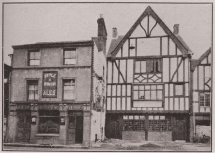 Before and after rebuilding, The Old House at Home, Maidstone, completed
by Barclays in 1932. The Tudorbethan style still remained popular into the
1930s. Brewers often preferred building on a nearby site so as to disrupt
business as little as possible.
