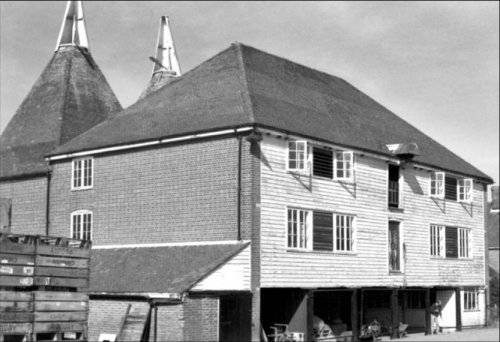 Little Mill Farm of HE Hall & Sons Ltd, built in 1896. Note the two square drying kilns and the small, central lucarne hoist protruding at roof/gutter level. Note also the decorative use of banded contrasting roof tiles.