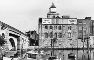 File:Regent Bry Plymouth.jpg